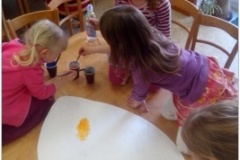 Děti z „Fěrtůšku“ malovaly obří kraslice